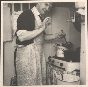 Simon Ploeg bakt oliebollen dec. 1961